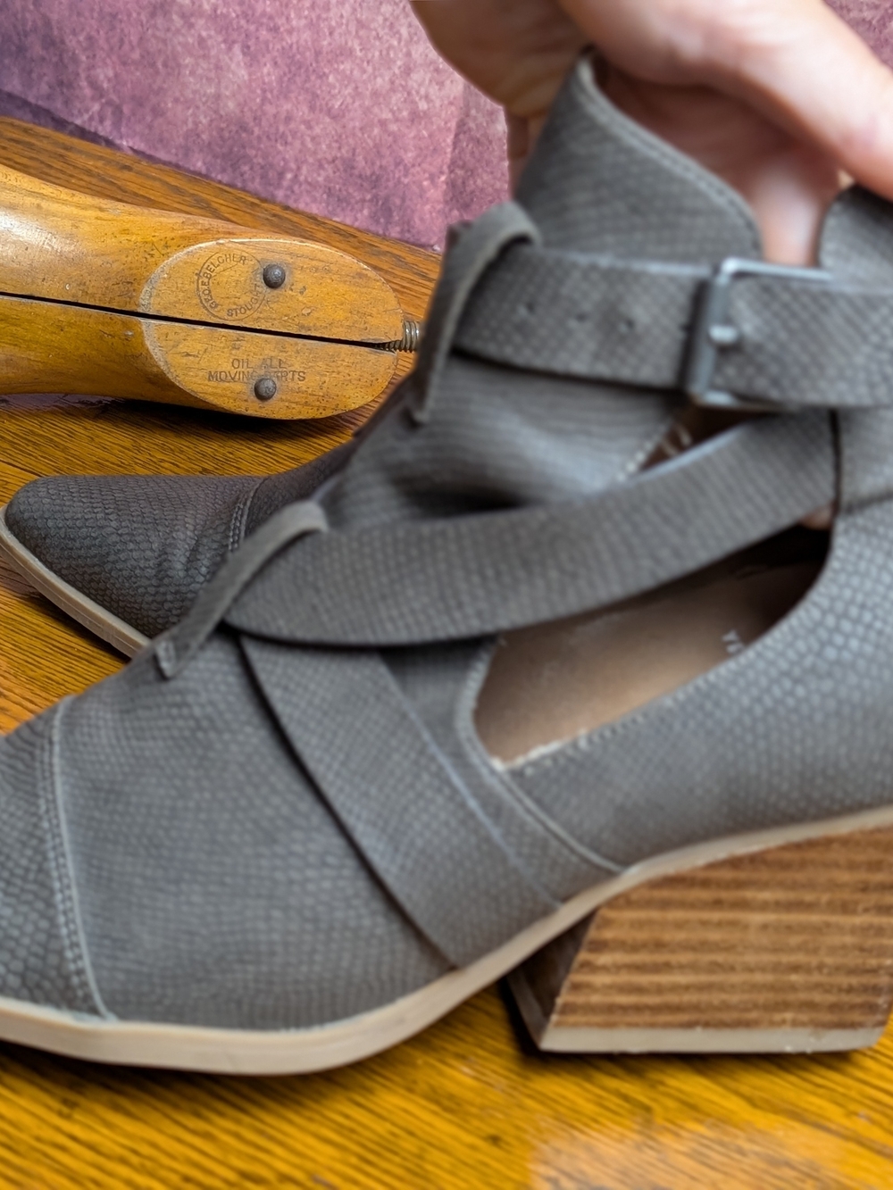 Yellow Box Women’s 6.5 Gray Textured Pointed Toe Ankle Booties - Picture 6 of 10